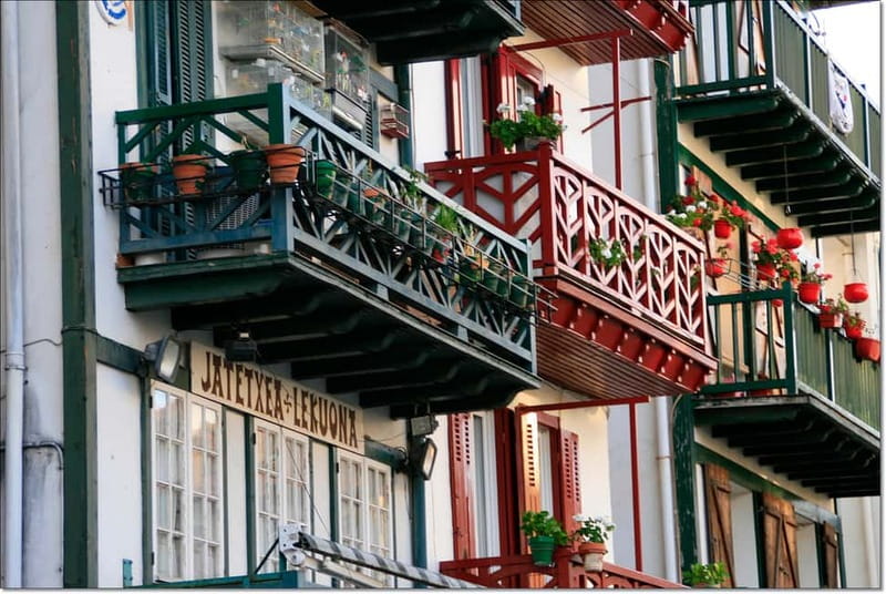 From San Sebastian: Hondarribia, San Pedro & San Juan Tour - Hondarribia’s Old Town and Fishermen’s Quarter Contrast