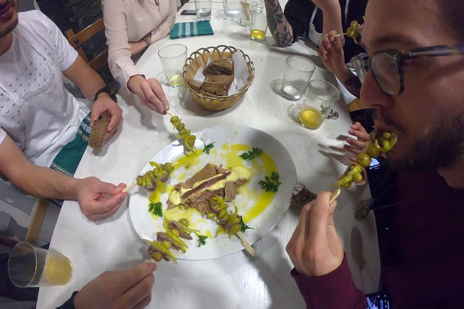 From the market, to the secret kitchen - Handball and a classic tavern: why the day needs a pause