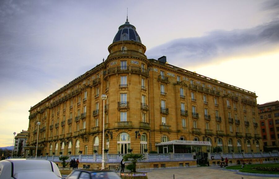 Private walking tour in San Sebastian - Buen Pastor Cathedral and the Major Church Stops