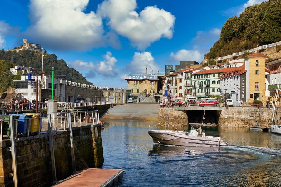 San Sebastian: 2 Bays Evening or Sunset Boat Tour with Cava - Sea Caves and Coastal Features: Bancha del Oeste and Senoko Zuloa
