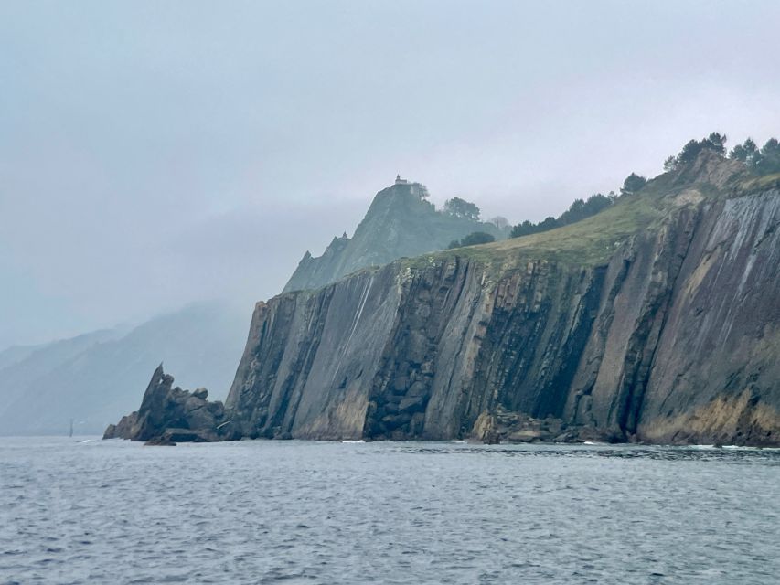 San Sebastian: 2 Bays Evening or Sunset Boat Tour with Cava - Kalaburtza, Tximistarri, Igueldo, and Peine del Viento Views