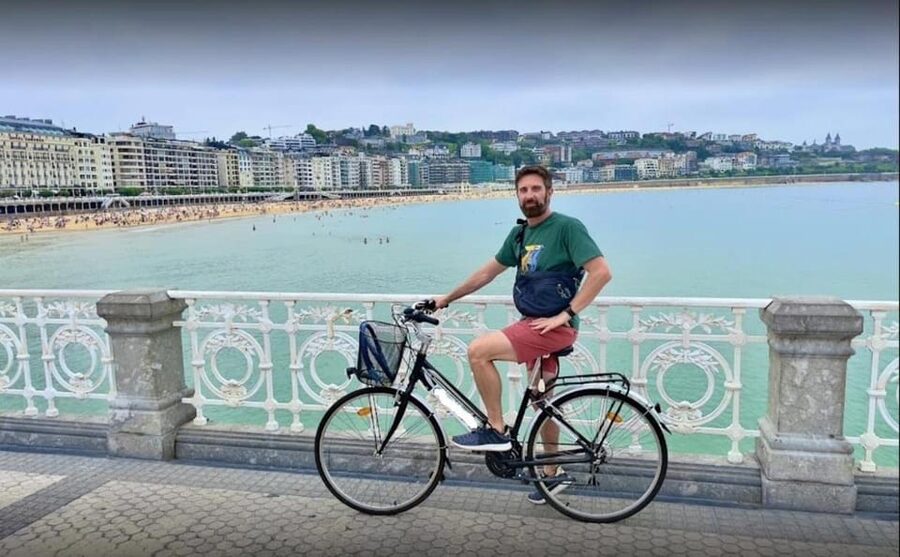 San Sebastian: Bike tour with FREE snack & drink! - Alderdi Eder, Kursaal, and the port: city texture beyond the beaches