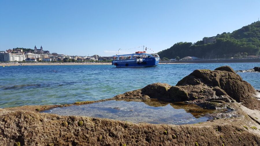 San Sebastian: Boat Tour with Stop at Santa Clara - Audio Guide by QR: How to Use It in Spanish, Basque, English, and French