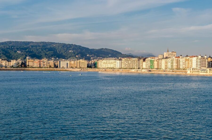 San Sebastian: Express Walk with a Local in 60 minutes - La Concha waterfront: seeing the beach side like a local does