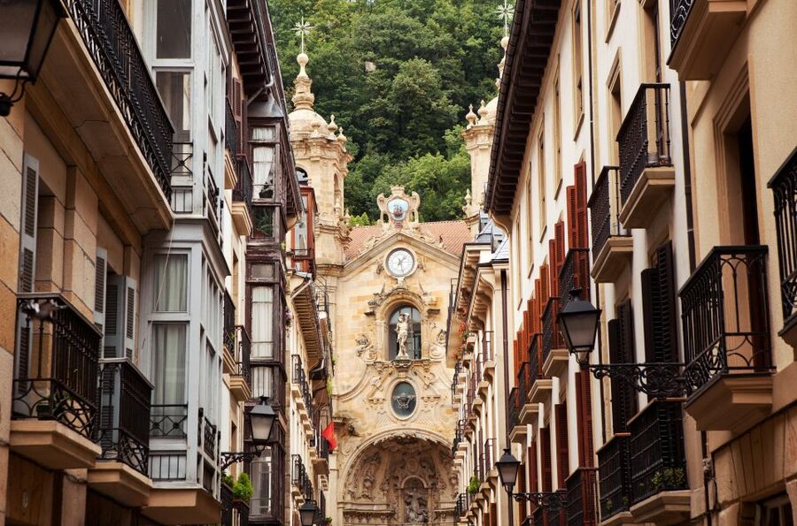 San Sebastian: Historical Walking Tour with Pintxo and Drink - The pintxo and drink finale: where the tour turns into Basque culture