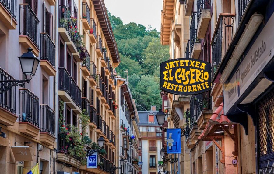 San Sebastian: Historical Walking Tour with Pintxo and Drink - Puente Maria Cristina: crossing the water and seeing the city’s flow