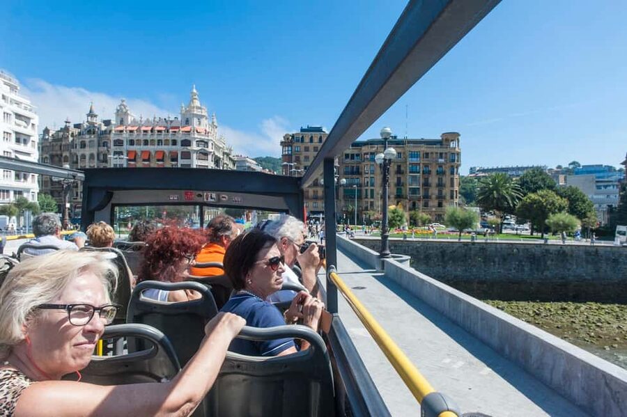 San Sebastian: Hop-On Hop-Off City Tour Bus - Parte Vieja and the Urumea River: where old streets meet city scale