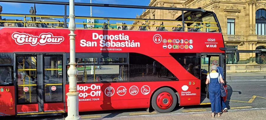 San Sebastian: Hop-On Hop-Off City Tour Bus - Gros to the beach stretch: beaches with different personalities