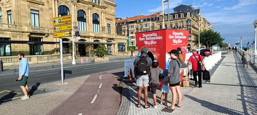 San Sebastian: Hop-On Hop-Off City Tour Bus - Ondarreta and Peine del Viento: a coast stop that rewards patience