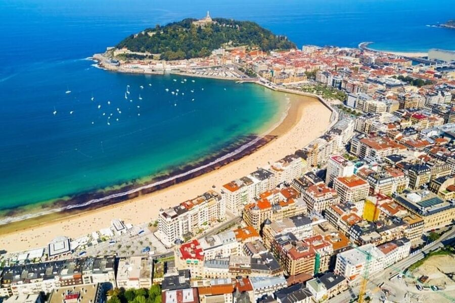 San Sebastian : Must-See Attractions Walking Tour - Plaza de la Constitución and Konstituzio Plaza: the center of gravity