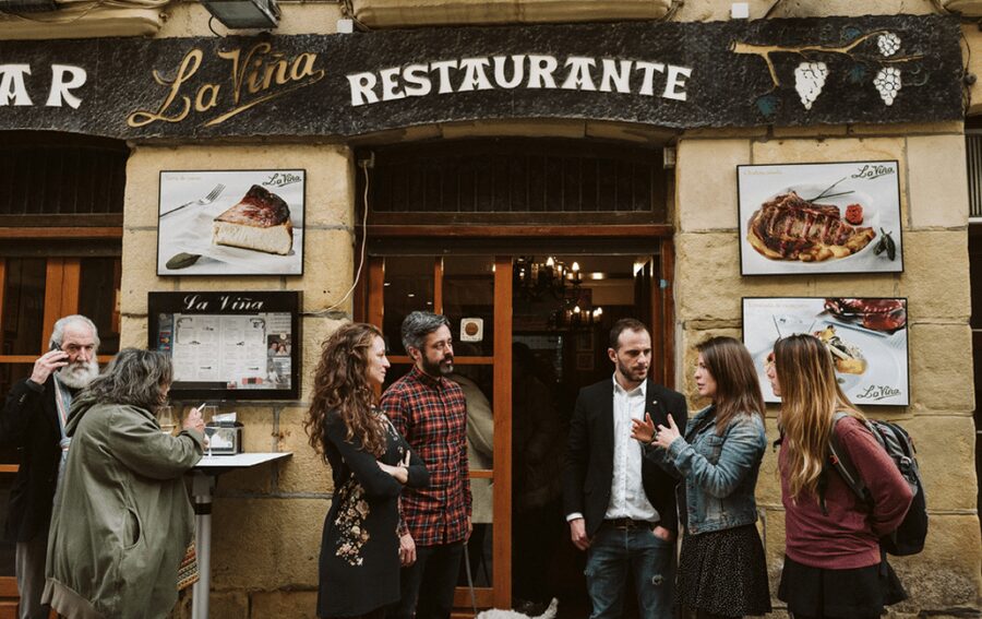 San Sebastian: Pintxos and Wine Tour with 5 Tastings - What You’ll Actually Eat: Anchovies, Cod, Beef, and Suckling Pig