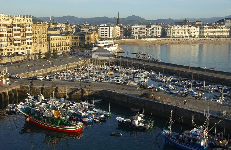 San Sebastian: Walking Tour with Pintxo and Drink - Mercado de la Bretxa and Fermín Calbetón: Real City Life Before You Eat
