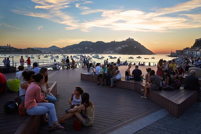 San Sebastian walking tour with pintxo and drink option - Old Town Loop: Market La Bretxa, San Vicente Relic, and Church Exteriors