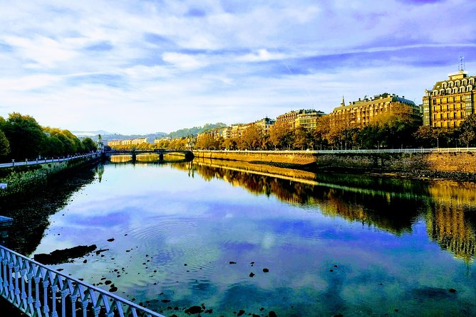 San Sebastian walking tour with pintxo and drink option - Group Size, English, and Guide Styles (Including Real Local Names)