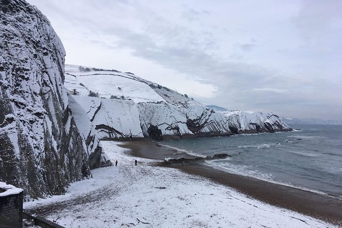 Visit Dragonstone From San Sebastian - Mundaka Beach: the break between cliffs and stairs